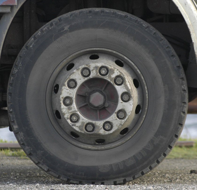 Колесо грузового автомобиля