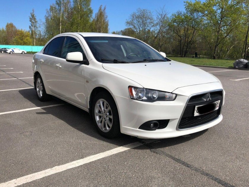 Лансер 10 Рестайлинг белый