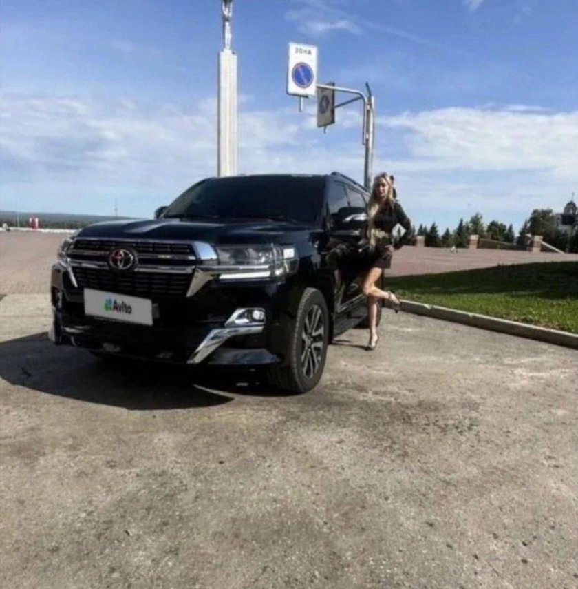 Полицейский около машины