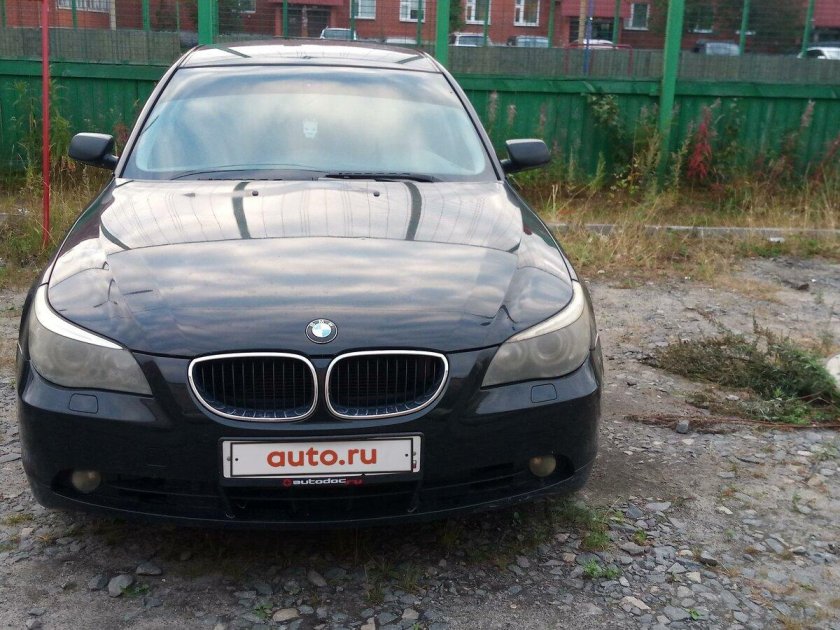 Мужчина возле БМВ