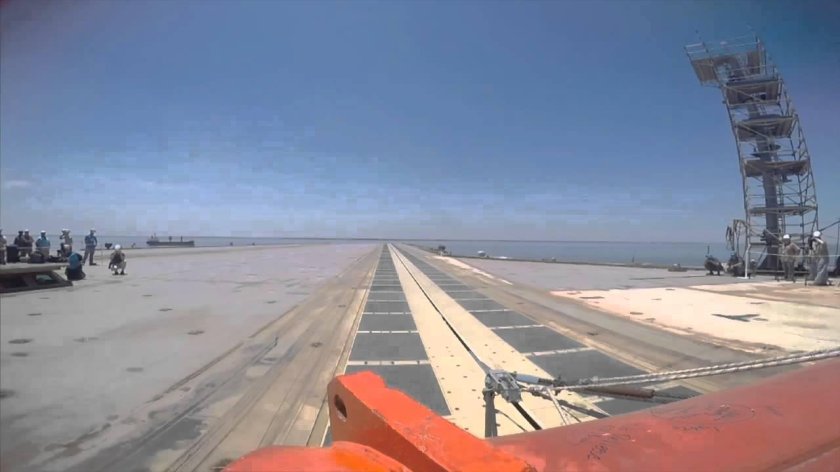 Самолет на катапульте авианосца