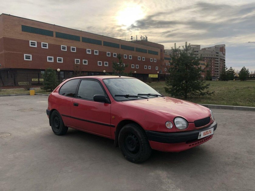 Toyota Corolla 1997 красная