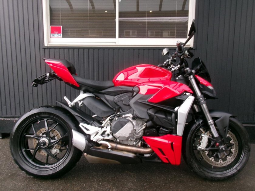 Ducati streetfighter v4