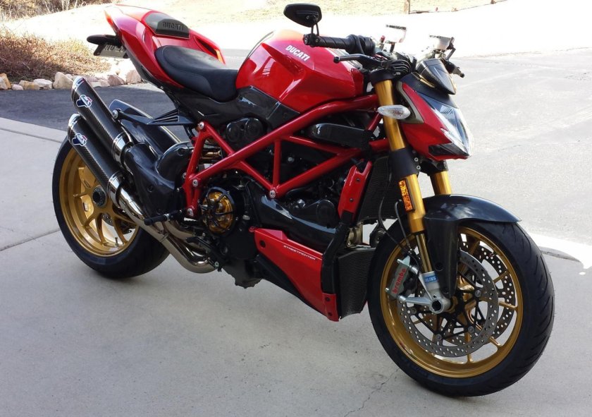 Дукати стритфайтер красный