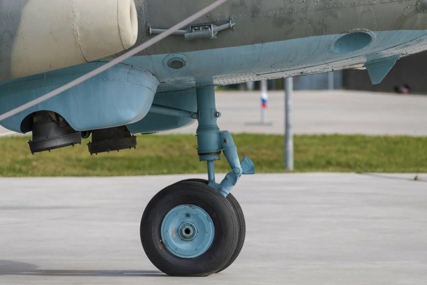 Передняя стойка шасси вертолета ми-8