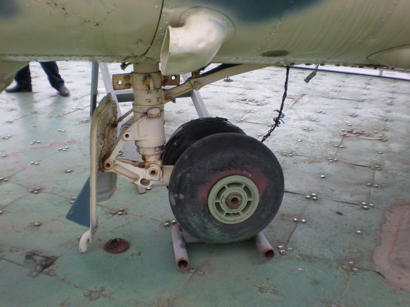 Ми-24 передняя стойка шасси