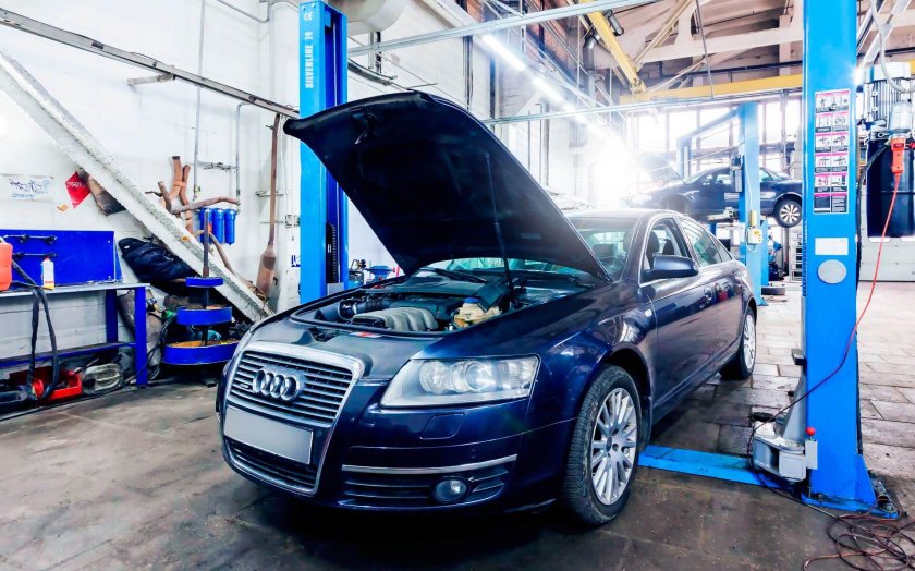 Автомобиль в автосервисе