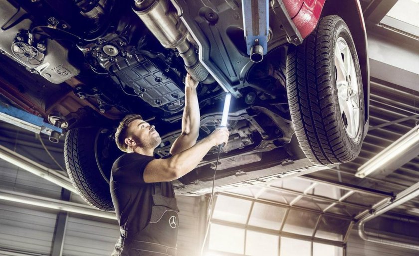 Машина на подъемнике