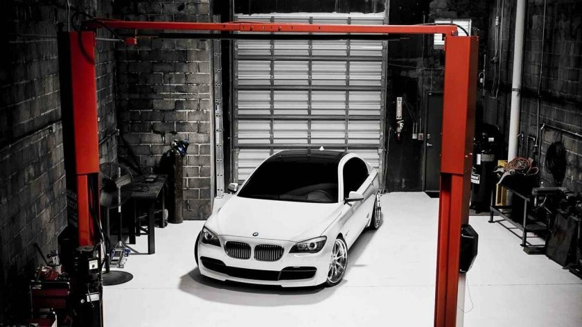 Машина в гараже