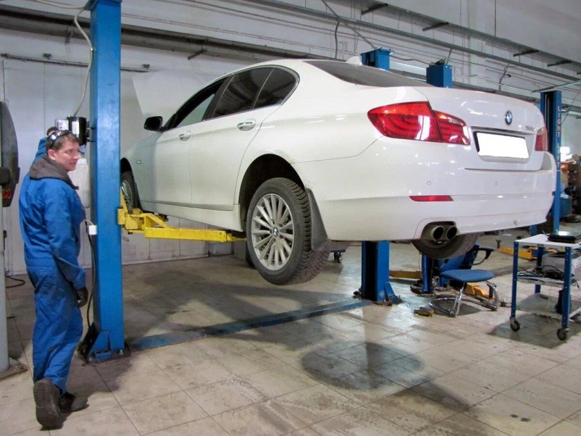 BMW f30 на подъемнике