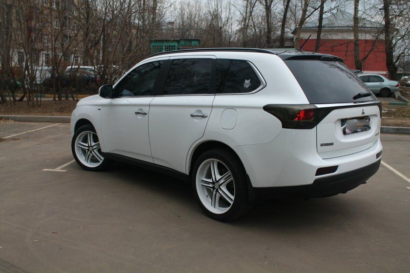 Mitsubishi Outlander 2013 на r18
