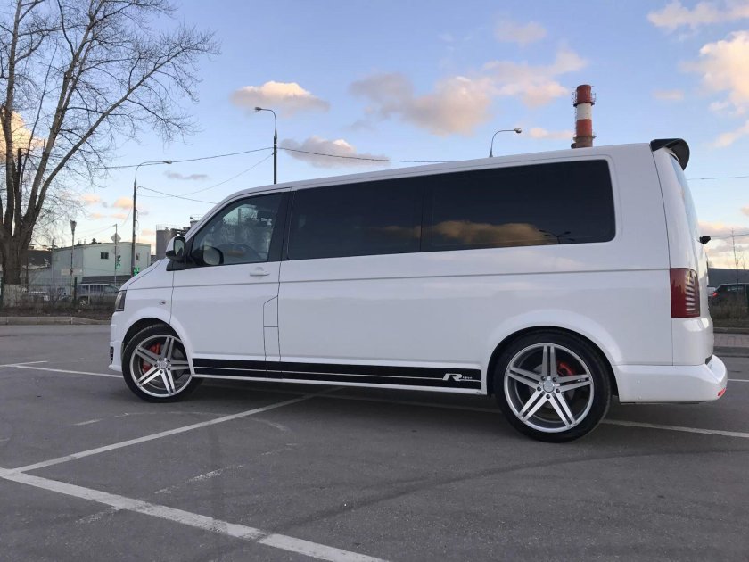 Черно белый Volkswagen Caravelle t5
