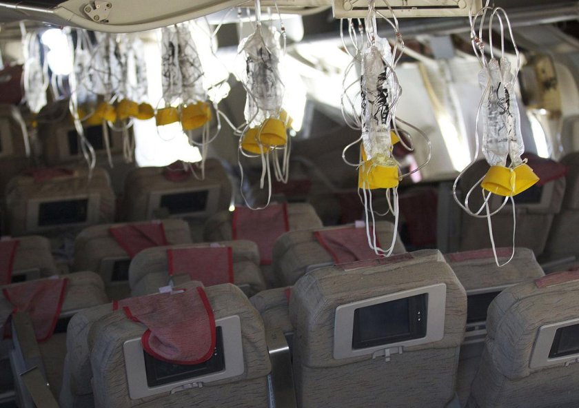 Кислородная маска в самолете