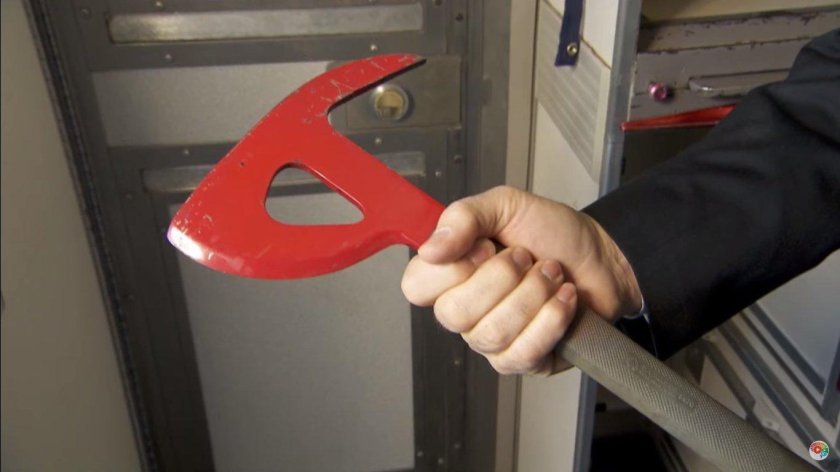 Аварийный топор