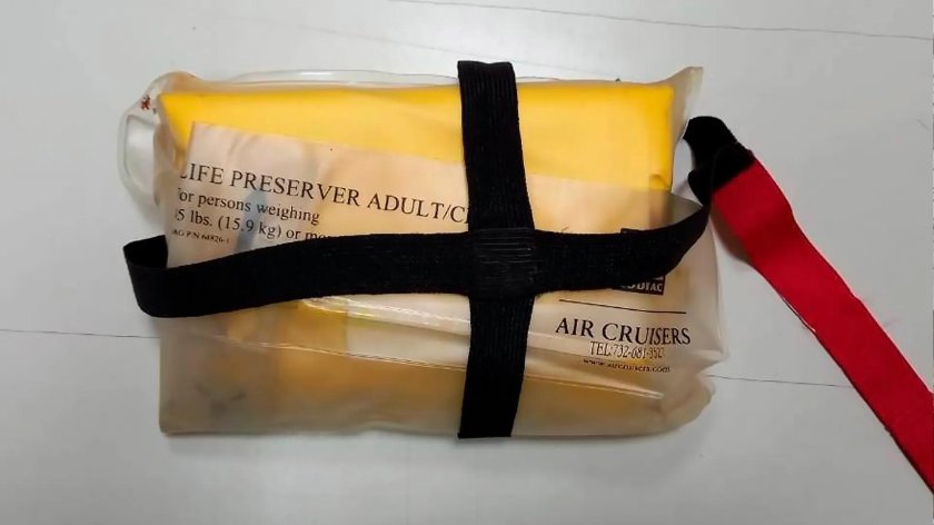 Кража спасательного жилета из самолета