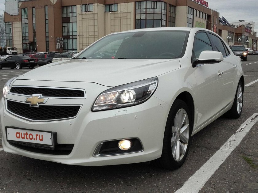Шевроле Малибу белая