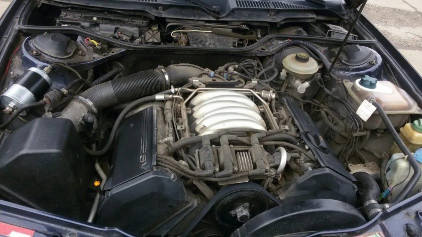 Ауди 100 подкапотное пространство