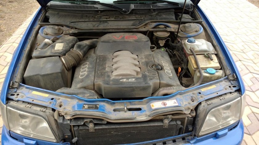 Подкапотка Ауди 100 с4