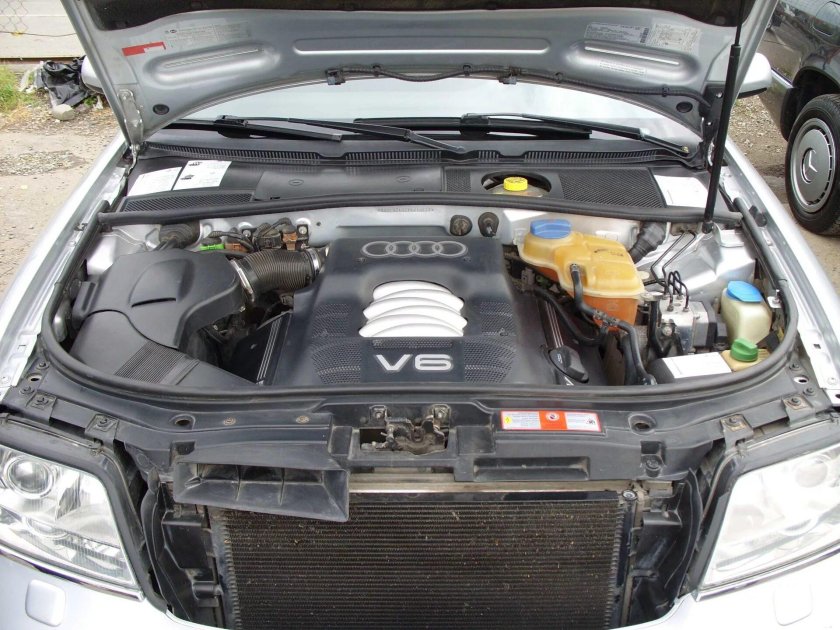 Открытый капот Ауди а6