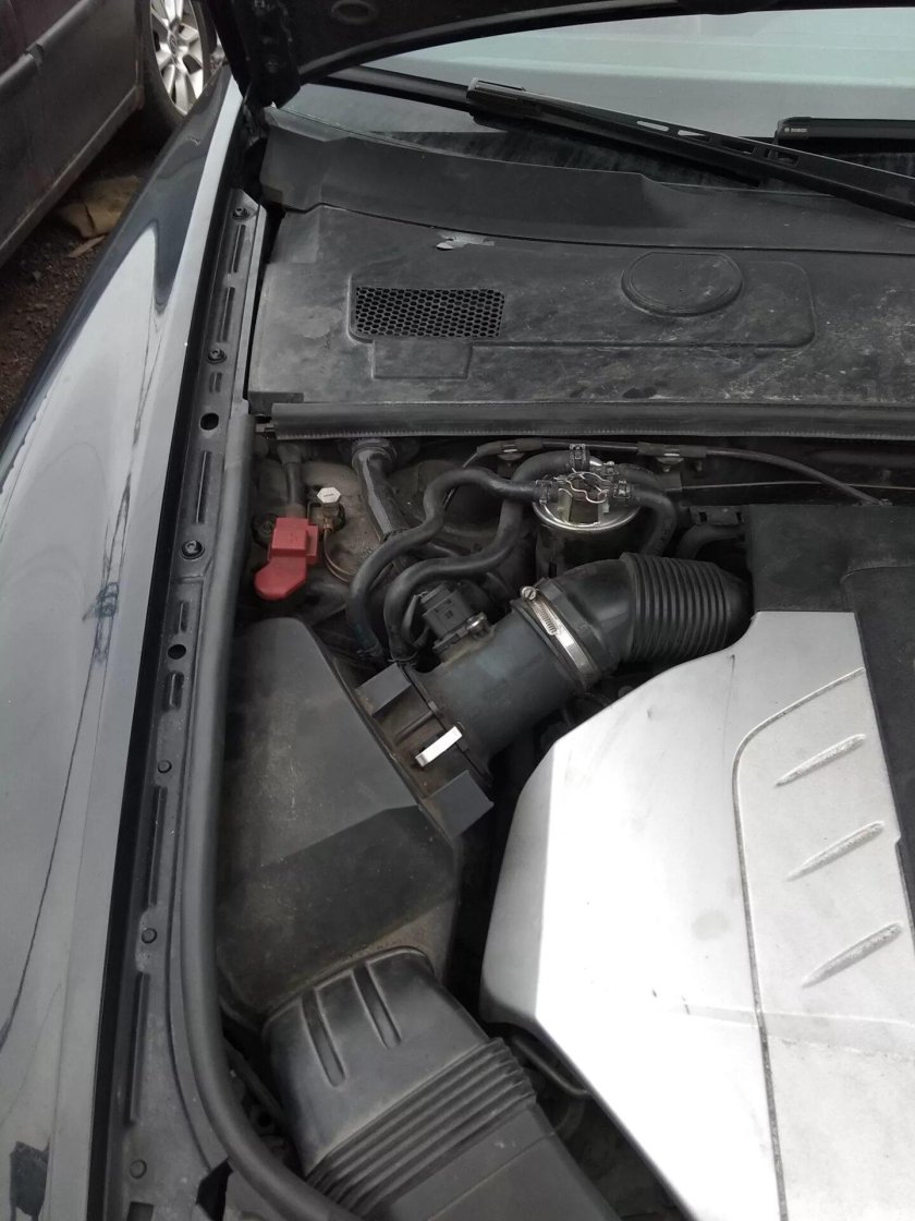 Ауди а8 плюсовая клемма под капотом