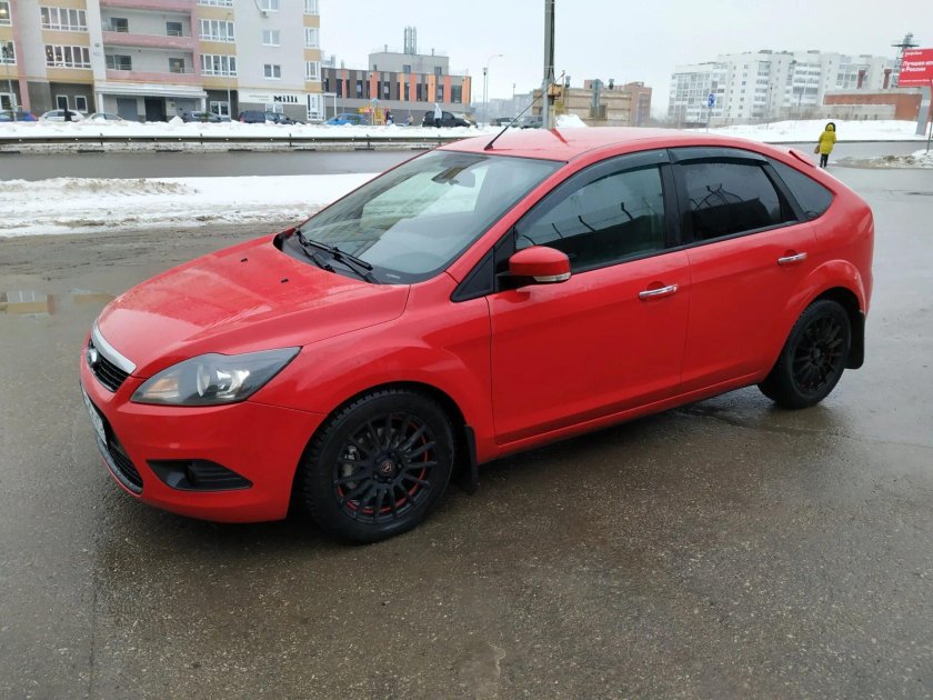 Ford Focus 2 хэтчбек красный