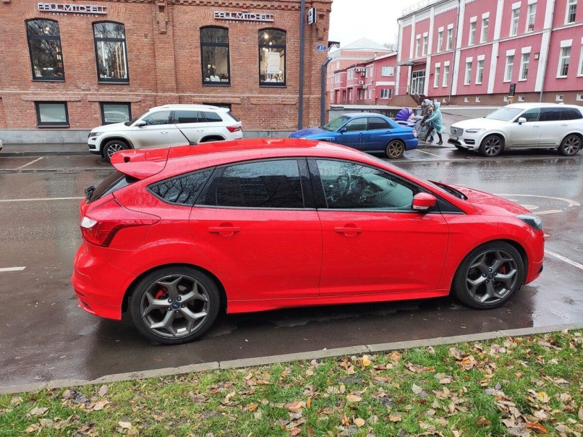 Красный фокус 3 хэтчбек