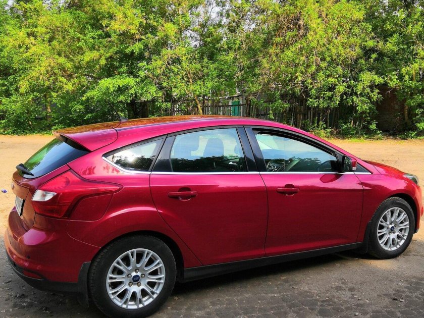 Красный фокус 3 хэтчбек