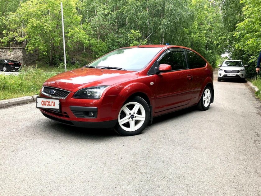 Ford Focus 2 хэтчбек красный