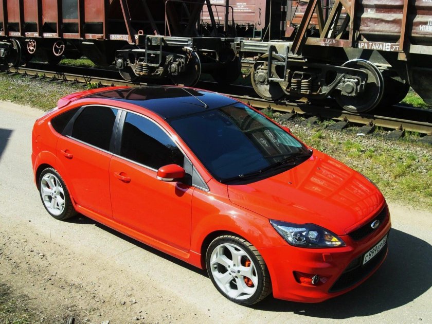 Ford Focus 2 хэтчбек красный