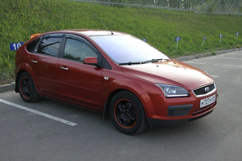 Фото вишневый хэтчбек Форд фокус 2 и девушка