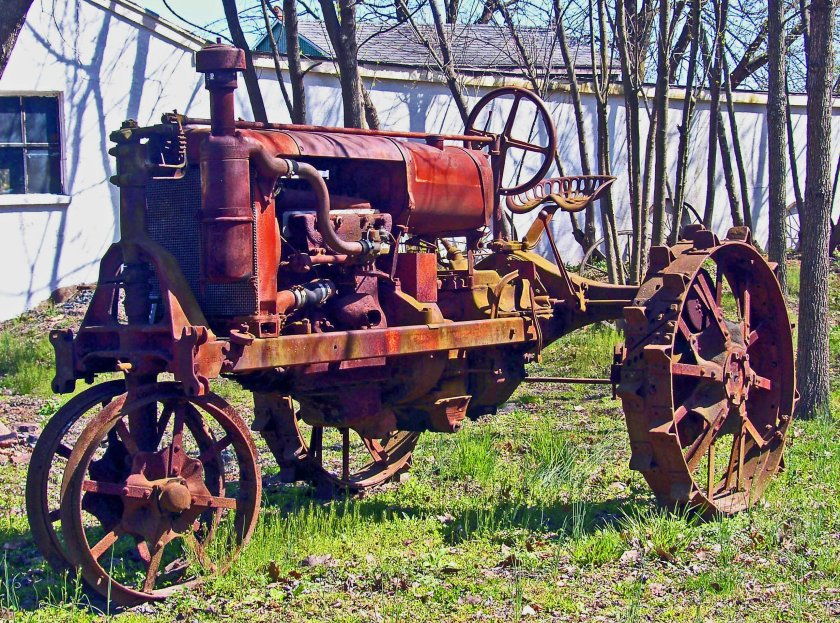 Трактор красный Путиловец