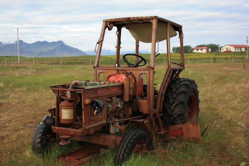 МТЗ-80 трактор сломанный