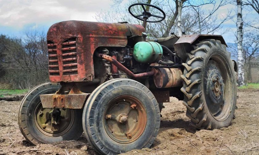 Старый трактор на ферме