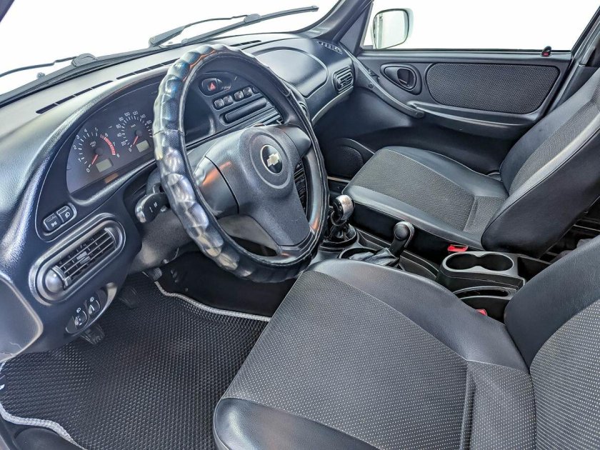 Белая шевроле нива