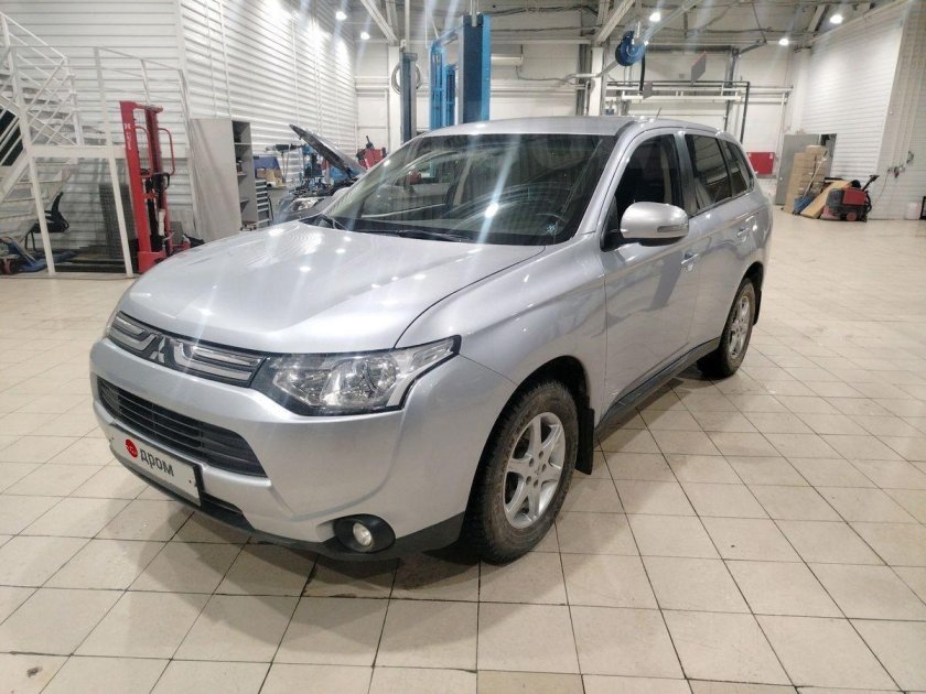 Митсубиси аутлендер 2013 года