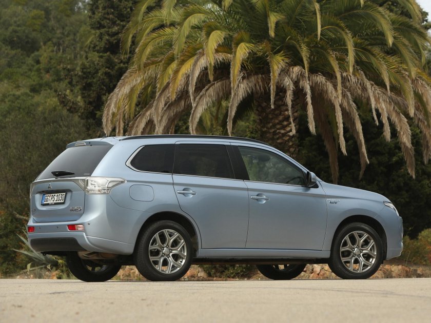 Митсубиси Аутлендер PHEV 3