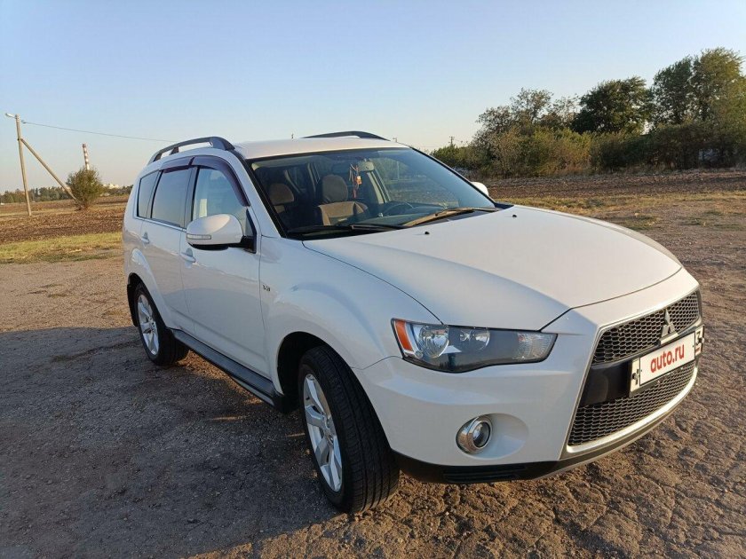Mitsubishi Outlander 2011 белый