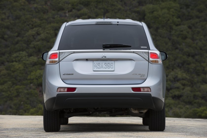 Митсубиси Аутлендер 2013 сзади