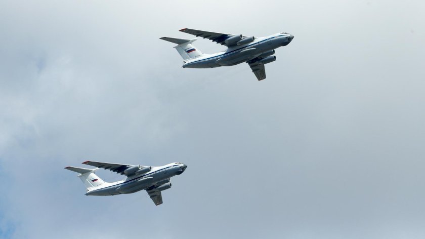 Самолет ил 76 в небе