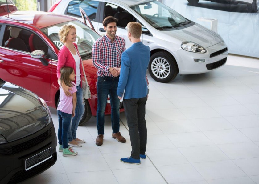 Семья с автомобилем