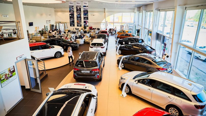 Машина в автосалоне