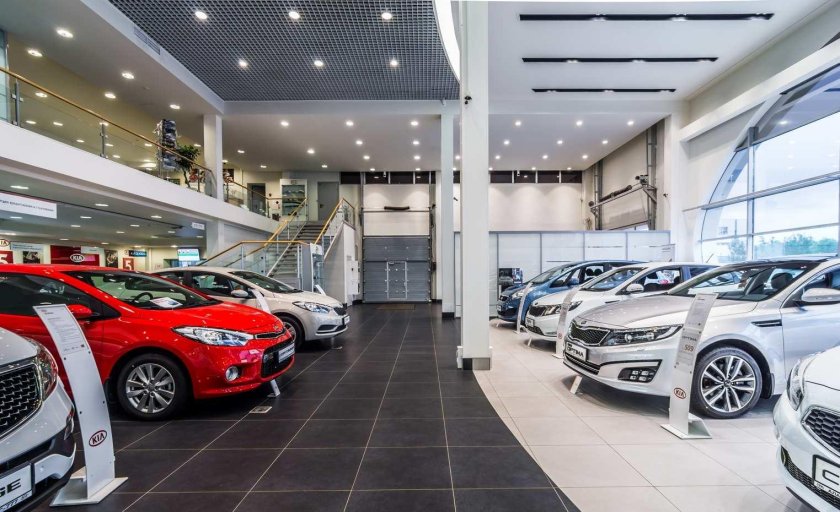 Машины в автосалоне