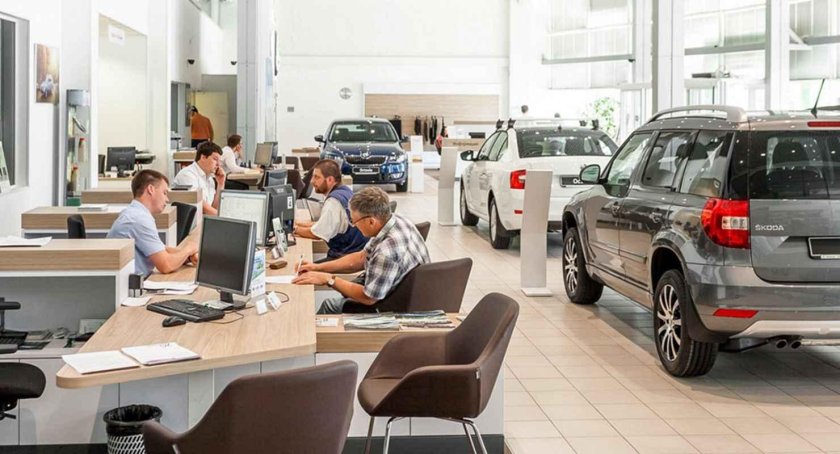 Автомобили в автосалоне