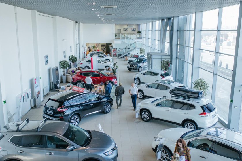 Авто в автосалоне