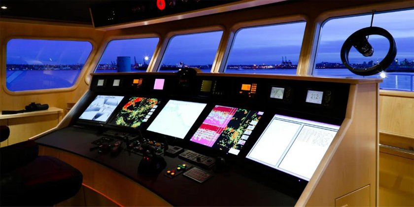 Капитанский мостик суперяхты