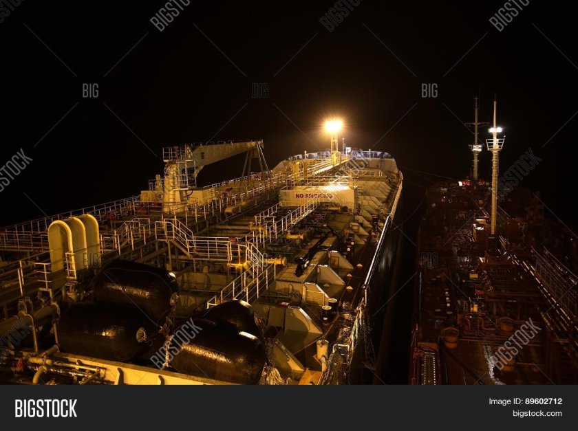 Танкер ночью