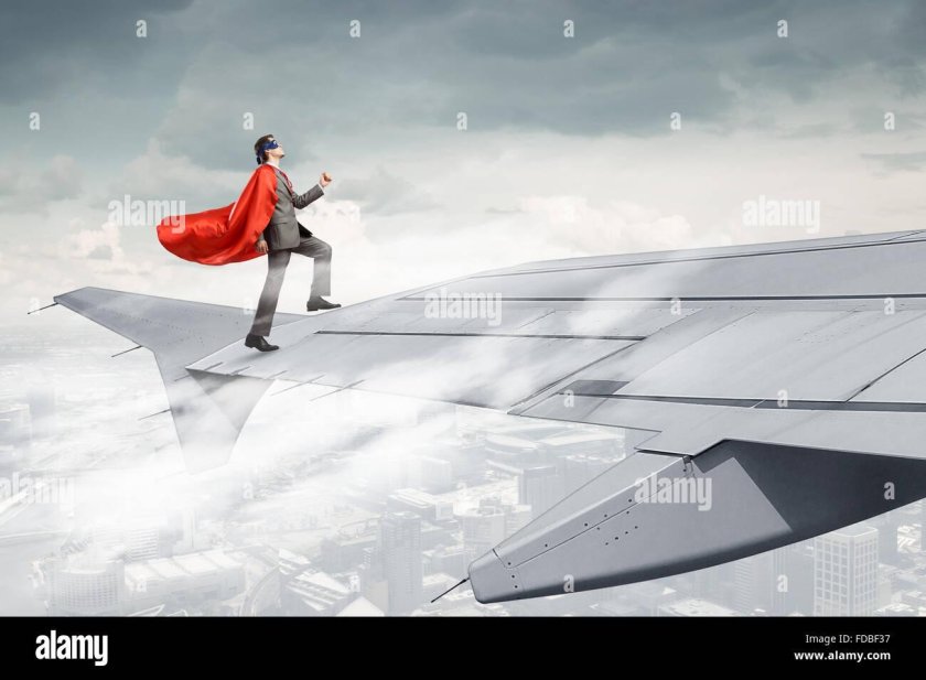 Девочка на крыле самолета