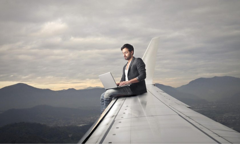 Сиит на крыле самолета