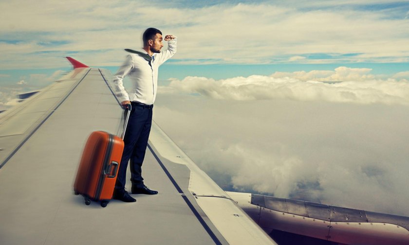 Парень на крыле самолета