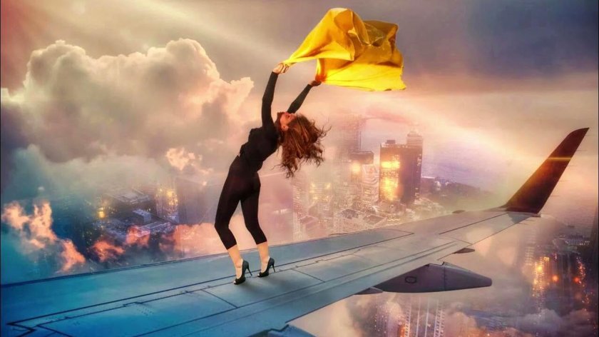 Девочка на крыле самолета